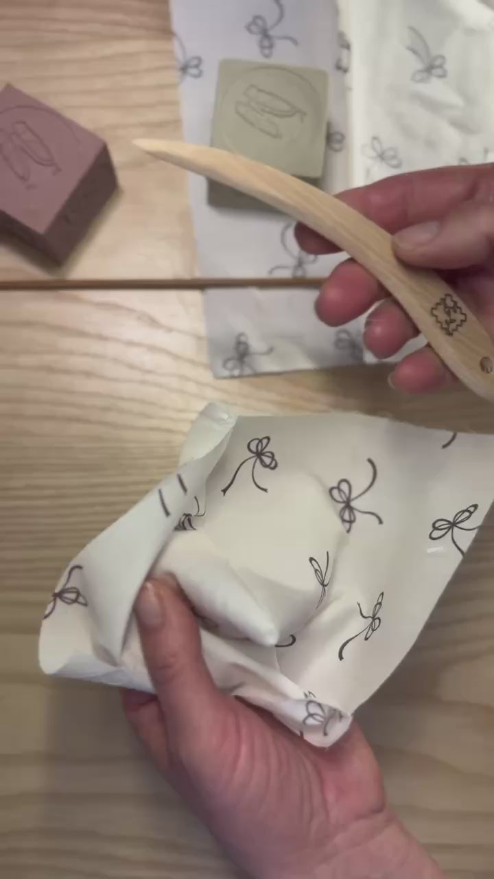 Démonstration du pointeur retourne-angle en bois de frêne Maison Poulette – comment former un angle net sur un tissu