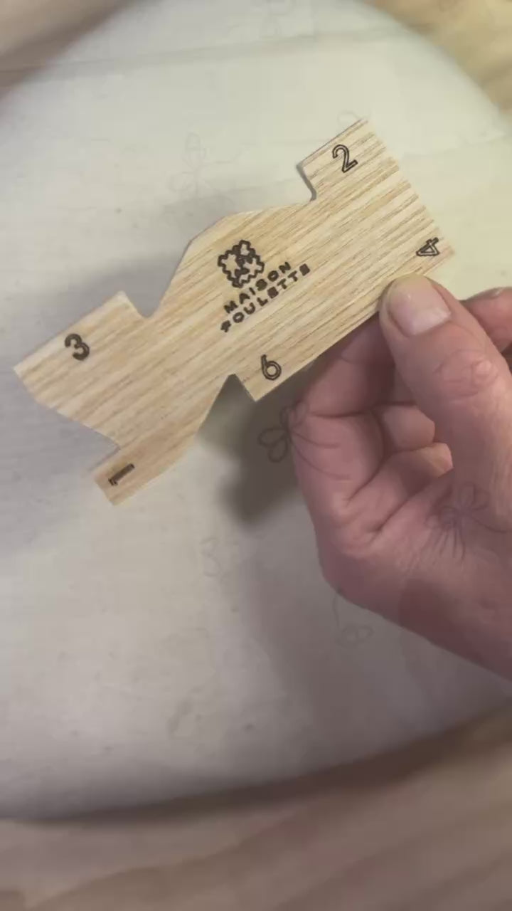 Démonstration de la jauge de couture artisanale en bois de frêne Maison Poulette – mesurer précisément les marges et ourlets 