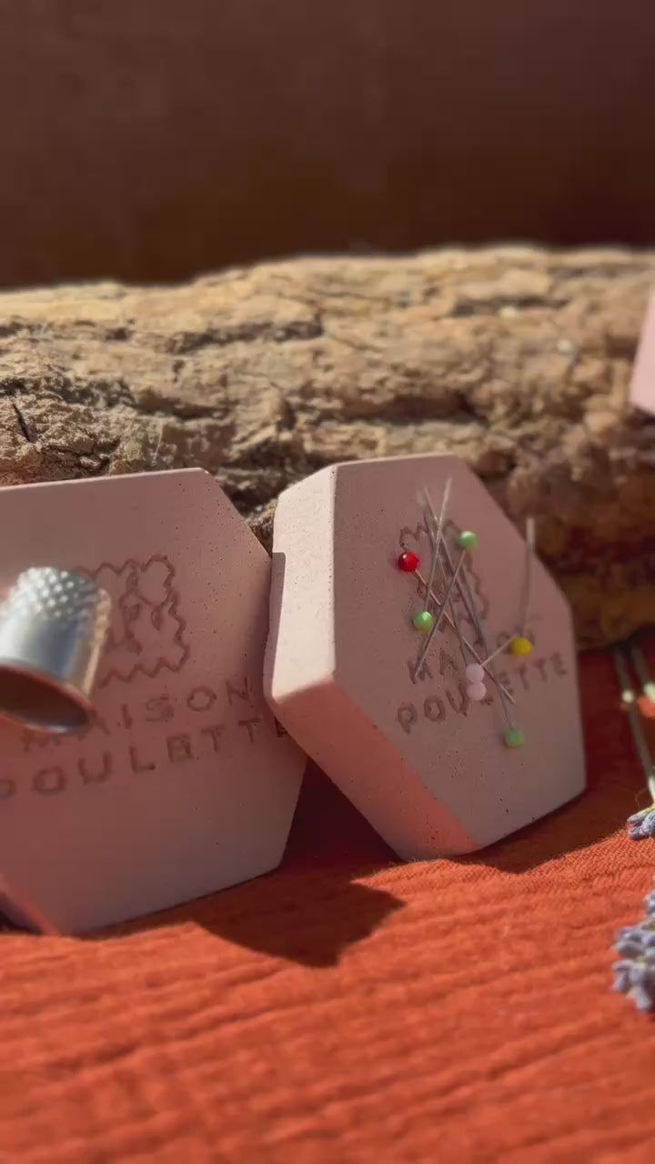 Démonstration de la tomette aimantée Maison Poulette – aimantation puissante qui rassemble toutes les épingles en un geste 