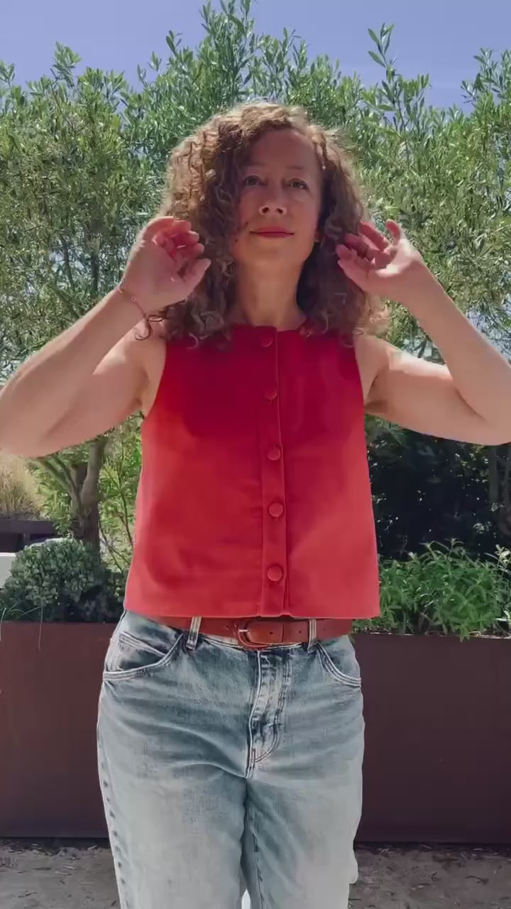 Top Lumio porté – patron de couture sans manches à 5 boutons, Maison Poulette