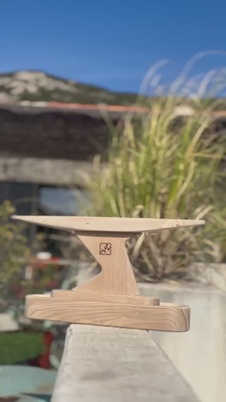 Démonstration de l'enclume de tailleur artisanale en bois de frêne Maison Poulette – aplatir et marquer les coutures avec précision 