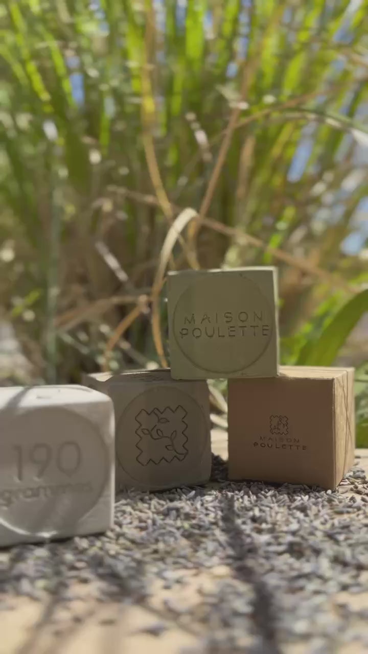 Démonstration des cubes d'atelier Maison Poulette – poids de couture en béton pour maintenir les tissus en place 