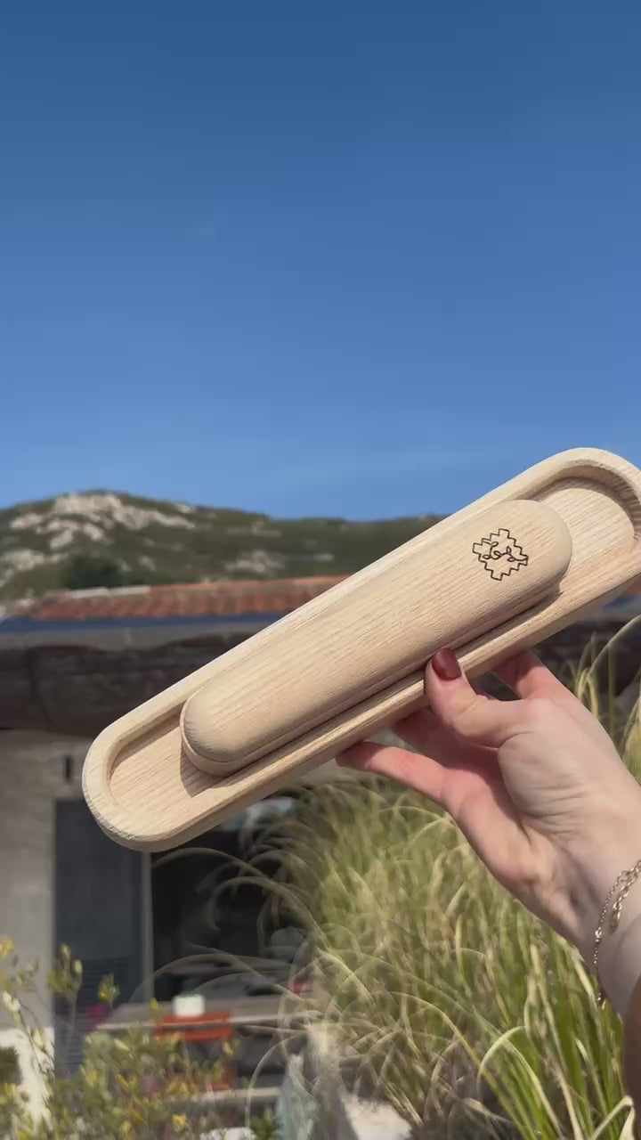 Démonstration du duo clapper artisanal en bois de frêne Maison Poulette – aplatir une couture sur grande surface et sur un tissu épais 