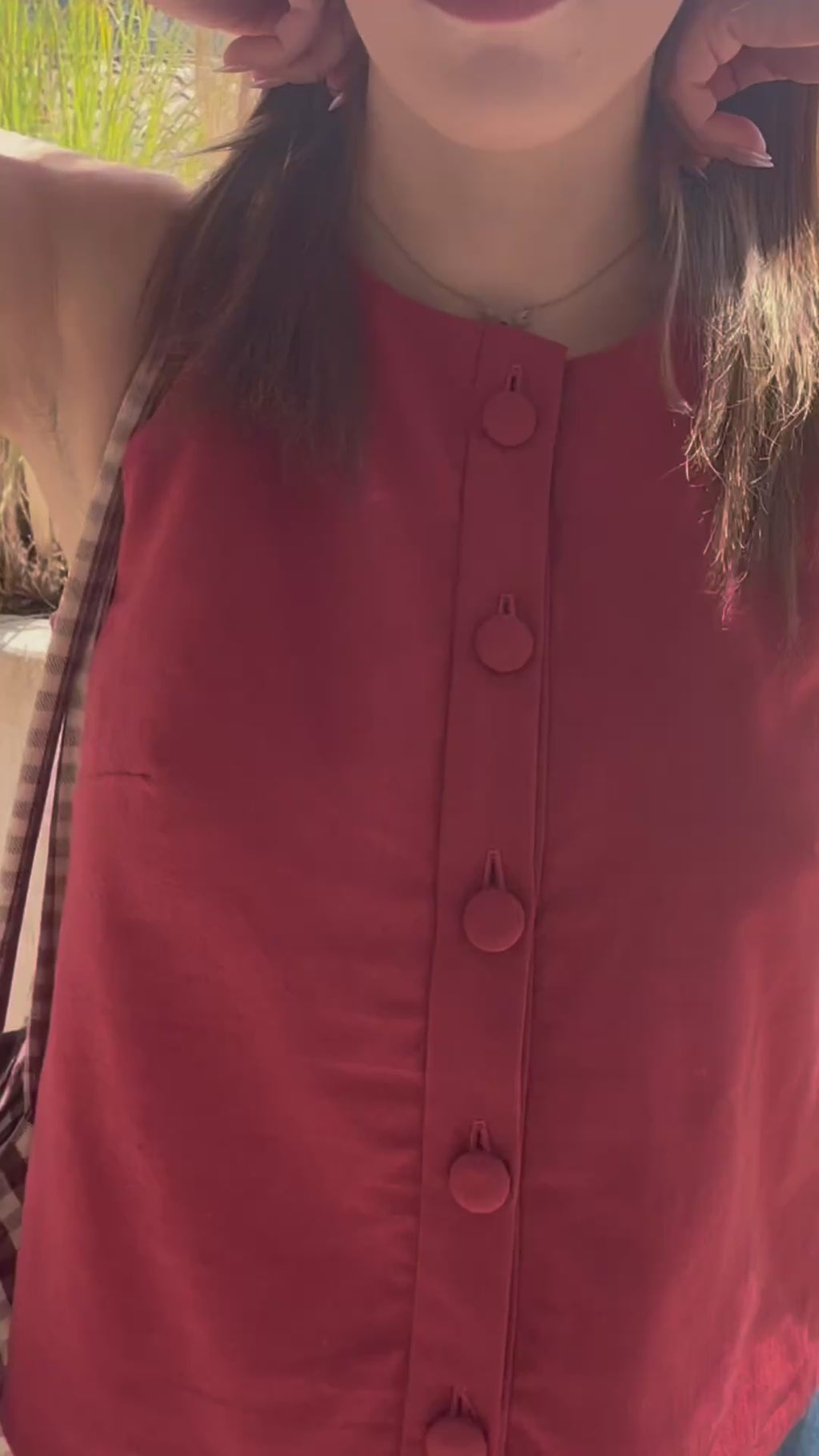 Top Lumio porté, version Brique en tissu coton/lin italien, entièrement doublé, avec boutons à recouvrir — kit couture Maison Poulette, tailles 34 à 52