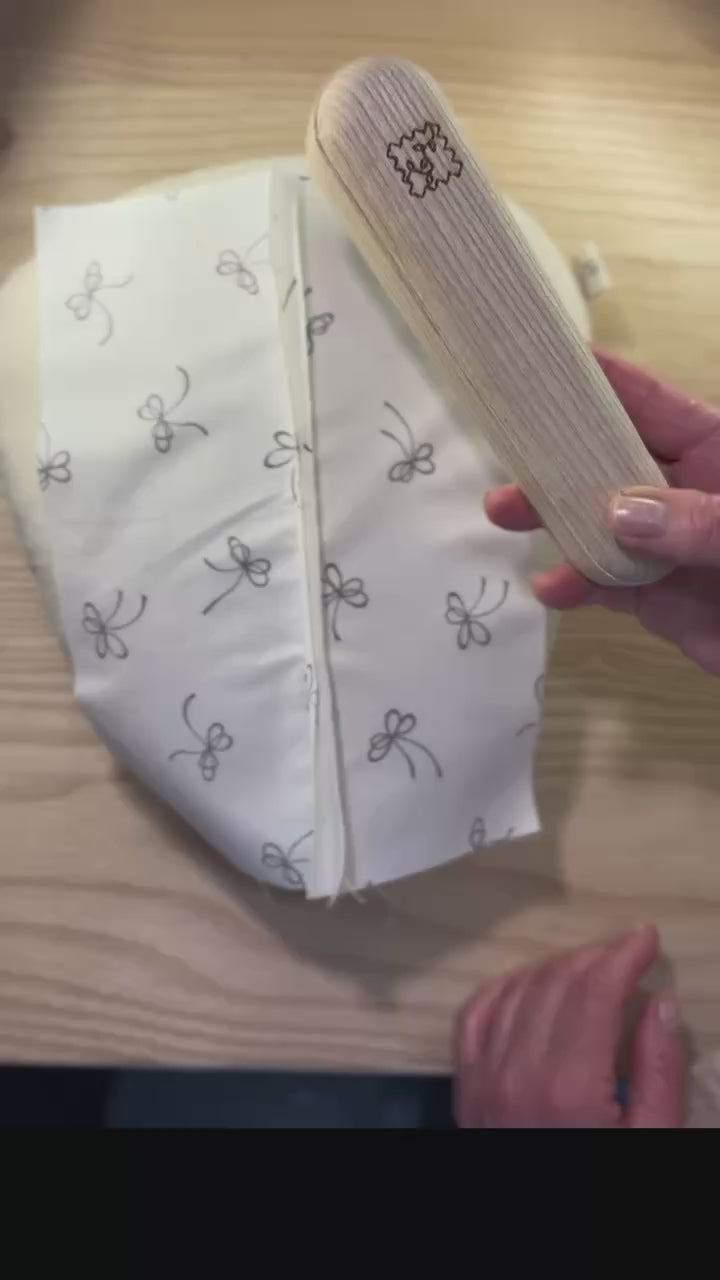 Démonstration du clapper artisanal en bois de frêne Maison Poulette – aplatir une couture et absorber l'humidité du fer à vapeur 
