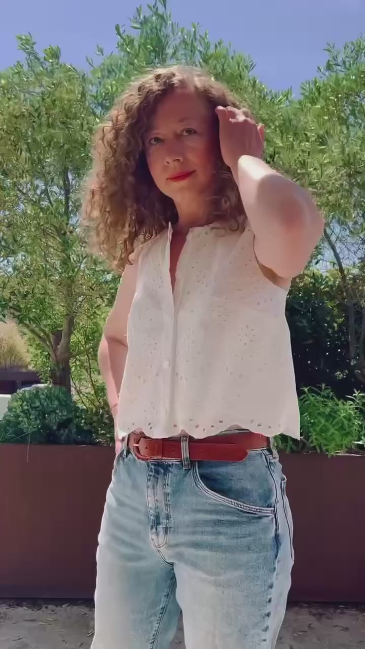 Top Lumio porté – patron de couture sans manches à 5 boutons, Maison Poulette
